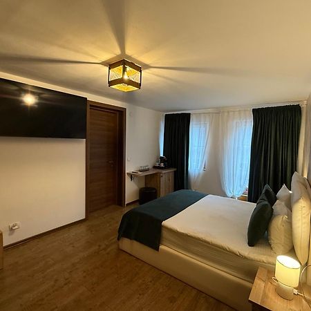 Conacul Radacinilor Hotell Petroşani Exteriör bild