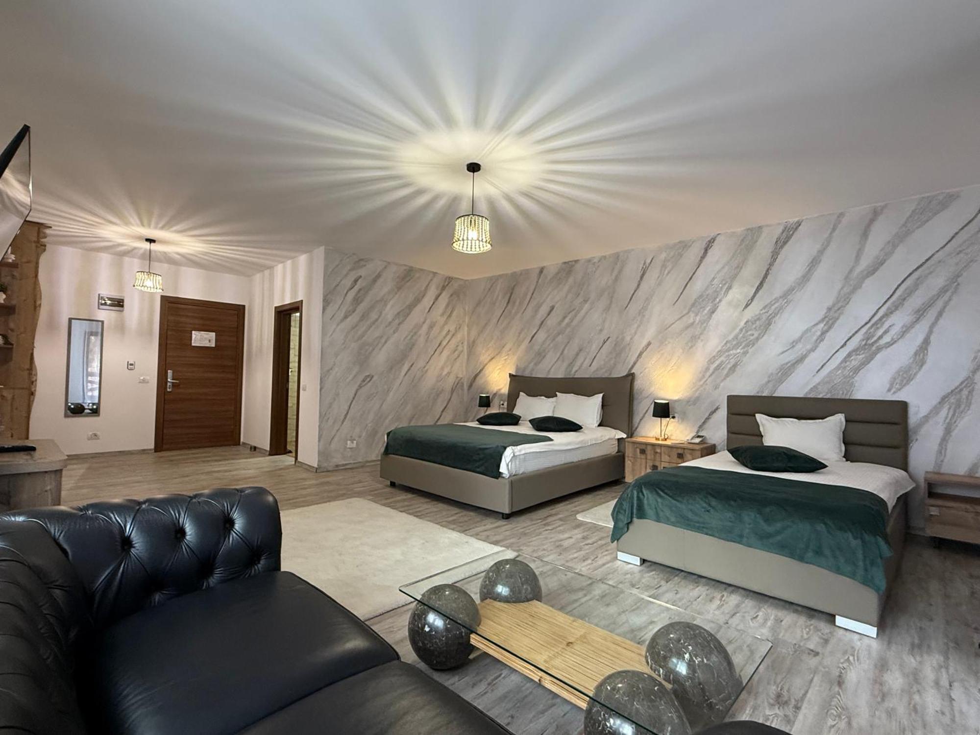 Conacul Radacinilor Hotell Petroşani Exteriör bild