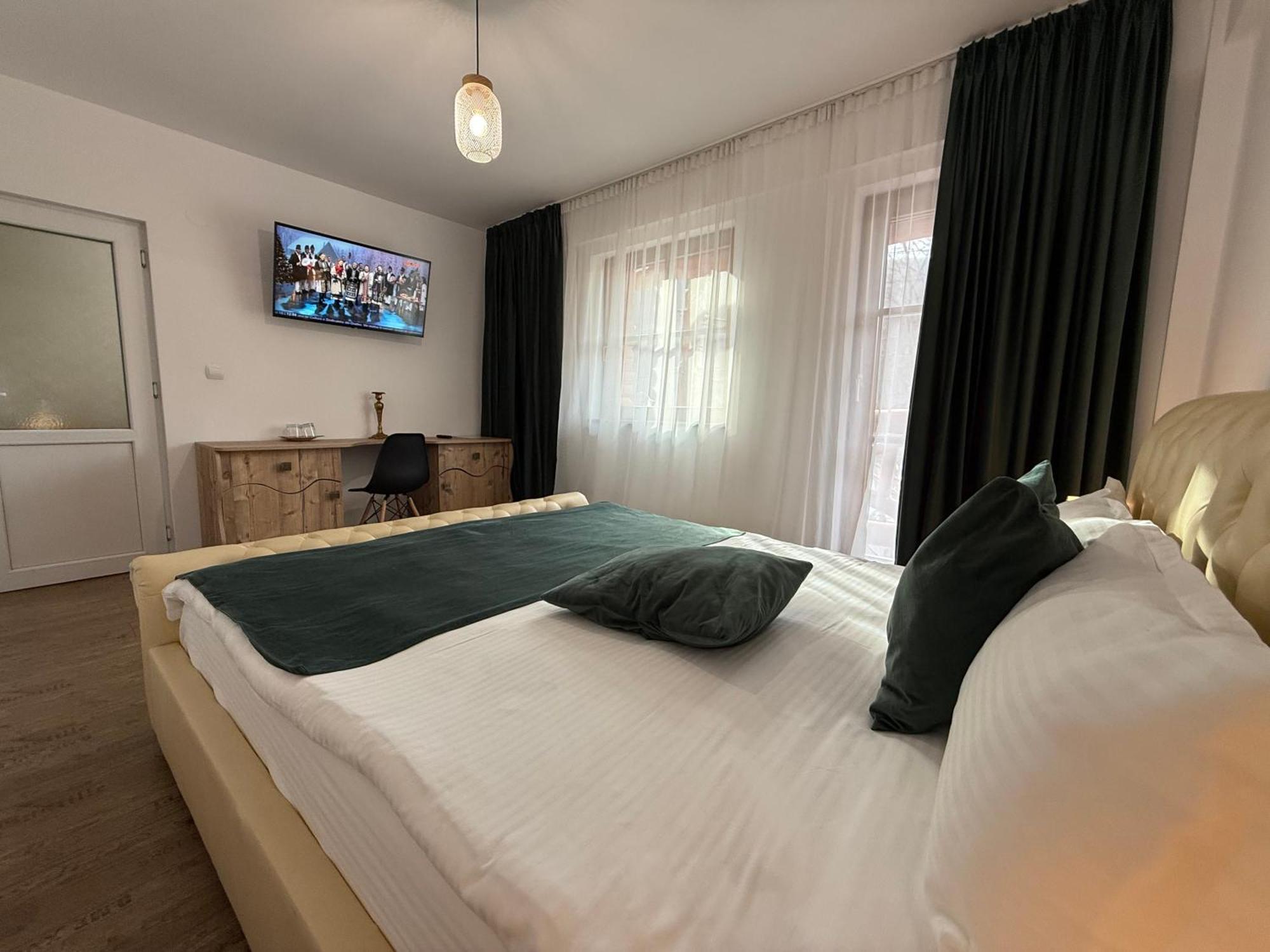 Conacul Radacinilor Hotell Petroşani Exteriör bild