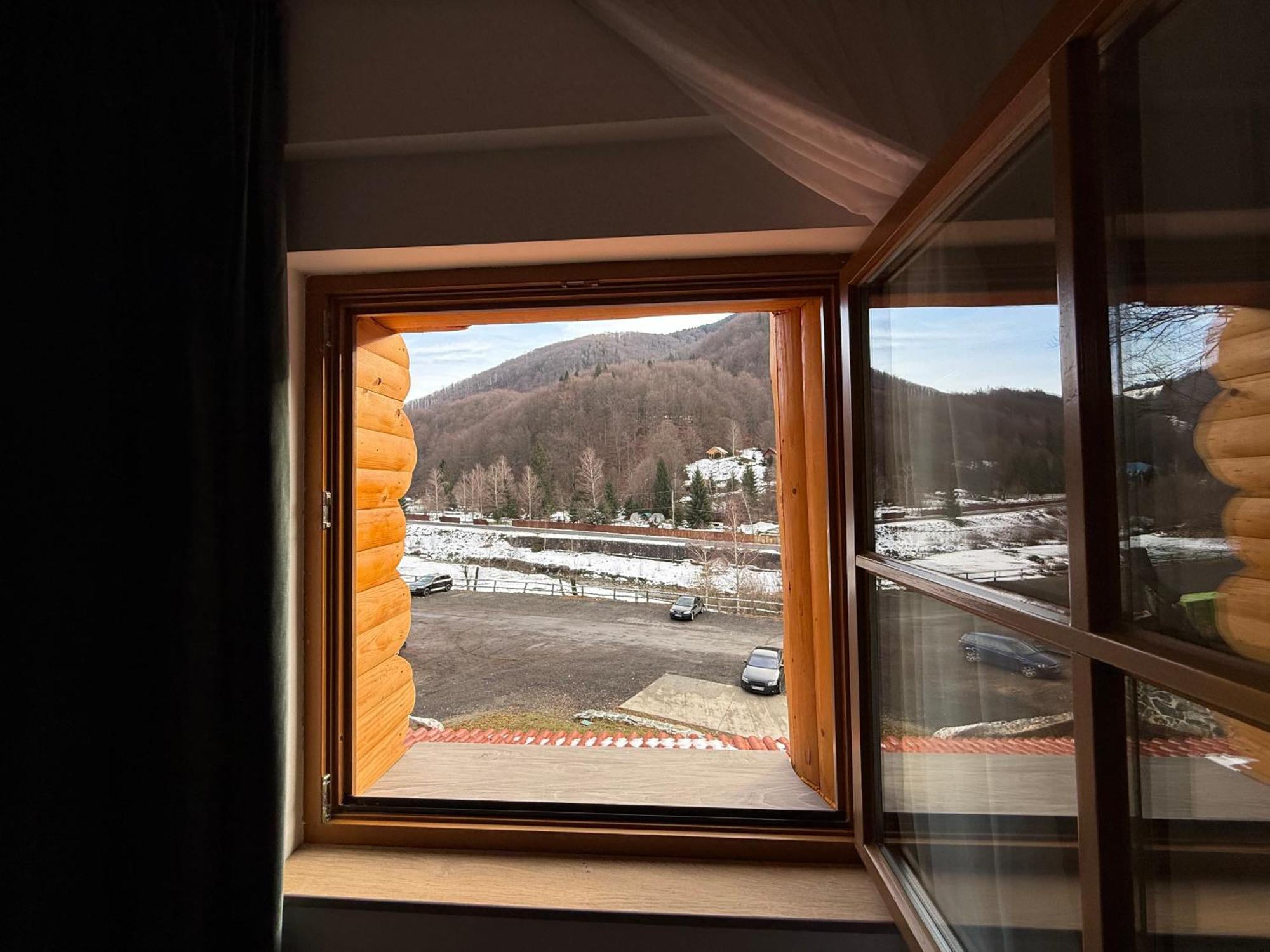 Conacul Radacinilor Hotell Petroşani Exteriör bild